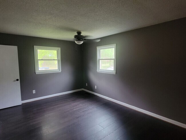 Building Photo - 3 Bedroom 2 Bathroom Home