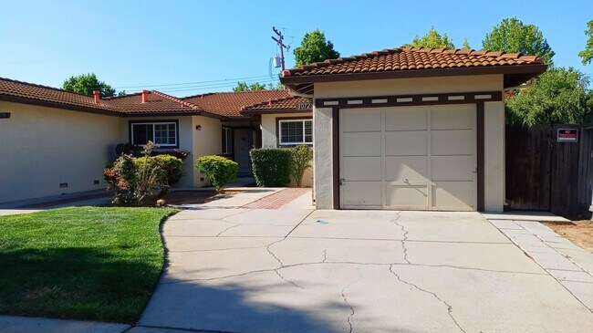 Building Photo - Charming 2bd Duplex With Private Yard & Garage