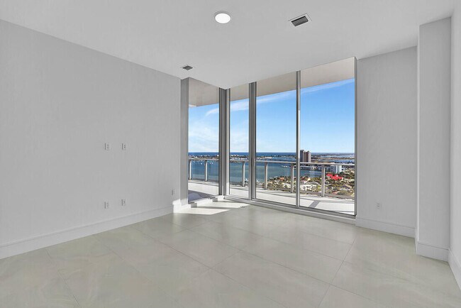 Building Photo - 220 Lake Shore Dr