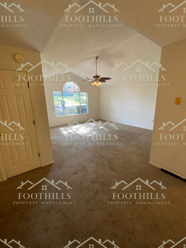 Building Photo - Charming 3 Bedroom/2 Bath single family ho...