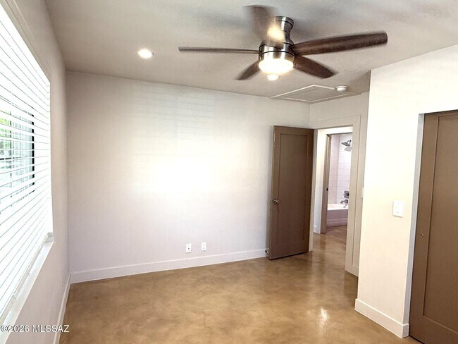 Building Photo - 426 S Stratford Dr