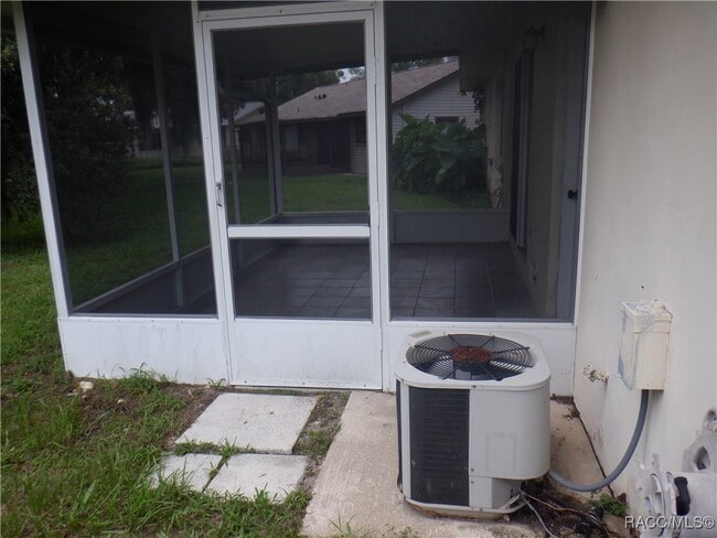 Building Photo - 9513 E Village Green Cir