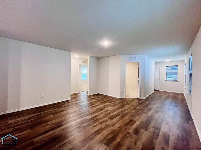 Building Photo - Charming 3-Bedroom, 2-Bathroom Oasis Nestled in the Vibrant Heart of San Antonio, Texas!