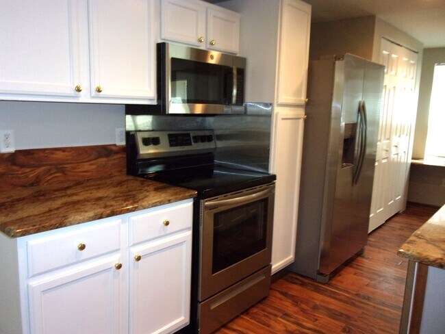 Building Photo - Recently Updated and Refreshed 3 Bedroom 2 Bath Home in Fort Mill