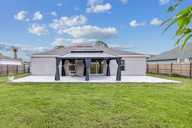 Building Photo - 766 SE Academy Ln