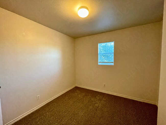 Building Photo - Move-In Special! 3-Bed, 2.5-Bath Townhouse...