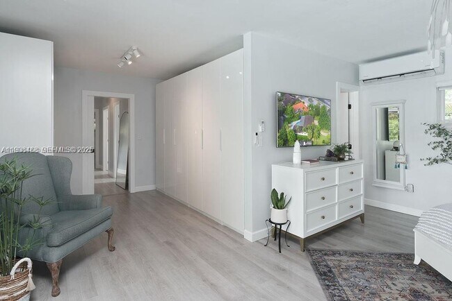 Building Photo - 1110 NE 100th St