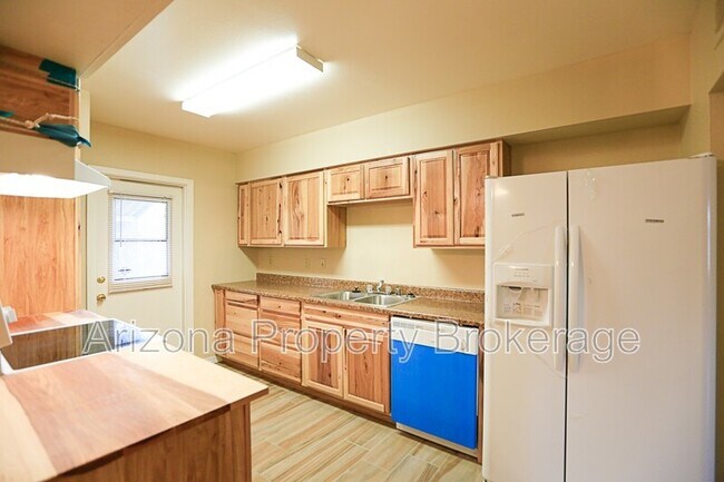 Building Photo - 2408 W Morten Ave