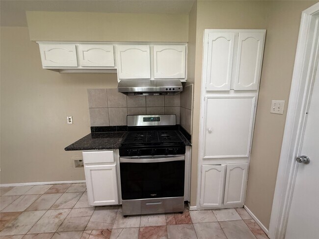 Building Photo - 6910 Pella Dr