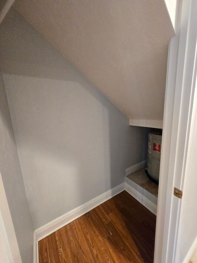 Building Photo - 3BR/3BA Two-Story Quad – Prime Location & Move-In Ready!