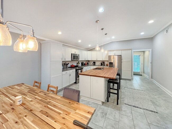 Building Photo - Large 4 bedroom, 3 bath home recently updated near Chickasaw Gardens