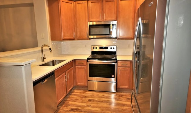 Building Photo - Inviting Open-Concept Townhome!