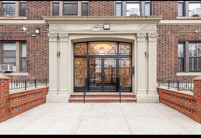 Primary Photo - 601 Crown St