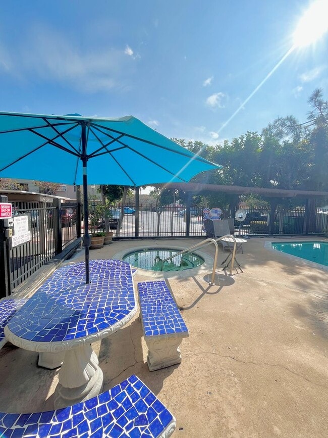 Building Photo - Charming 2 Bed 2 Bath Condo with Washer and Dryer!