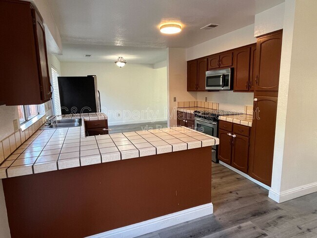 Building Photo - 930 Amaretto Dr