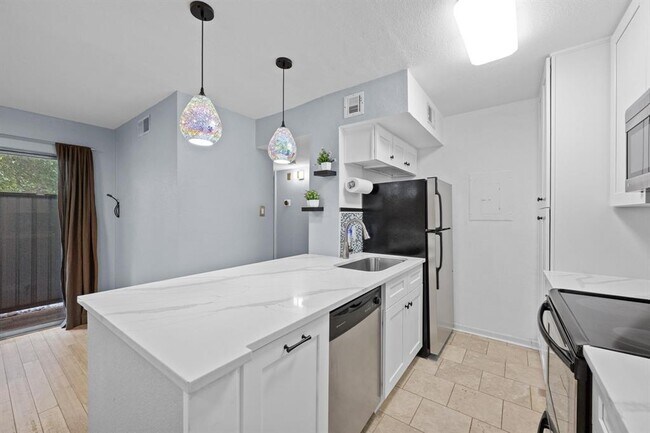 Primary Photo - 3204 Menchaca Rd