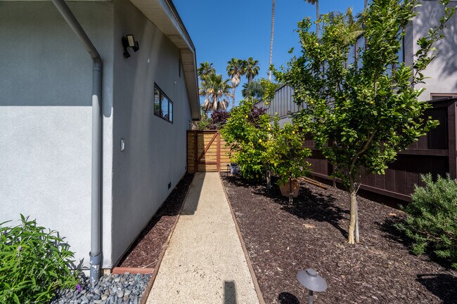 Building Photo - 616 Hymettus Ave