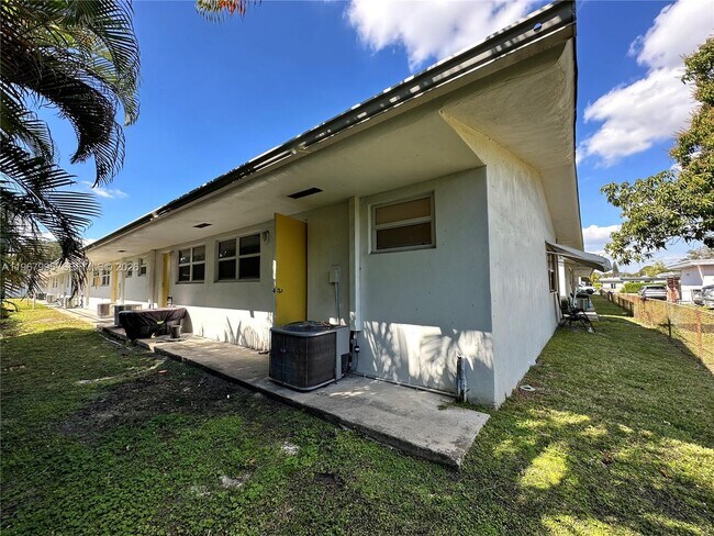 Building Photo - 2436 Van Buren St