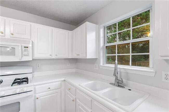 Building Photo - 3870 Safehaven Dr