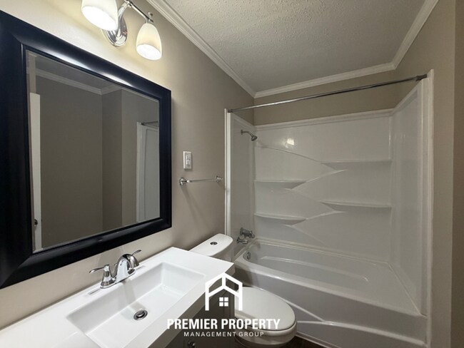 Building Photo - Charming 3BR/2BA East Memphis Home | 1,795 Sq Ft, Hardwood Floors & Fireplace