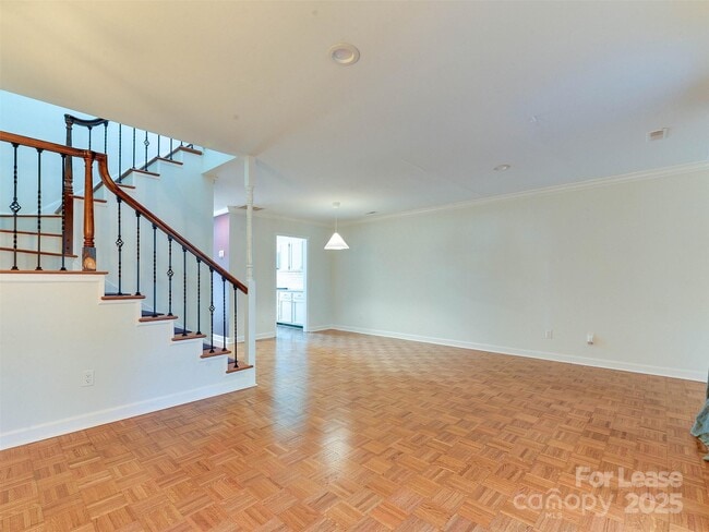 Building Photo - 527 Hawthorne Ln