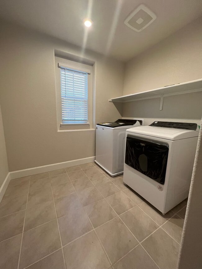 Building Photo - Newer 4 Bedroom Solar Home in Rocklin! Eas...