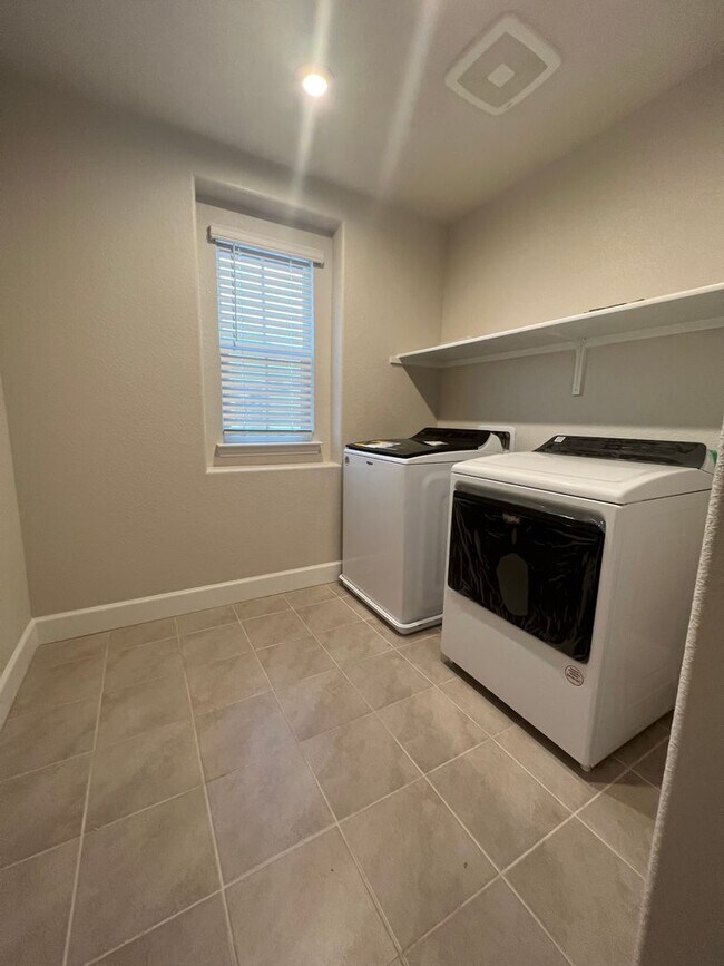 Building Photo - Newer 4 Bedroom Solar Home in Rocklin! Easy Access to I-80!