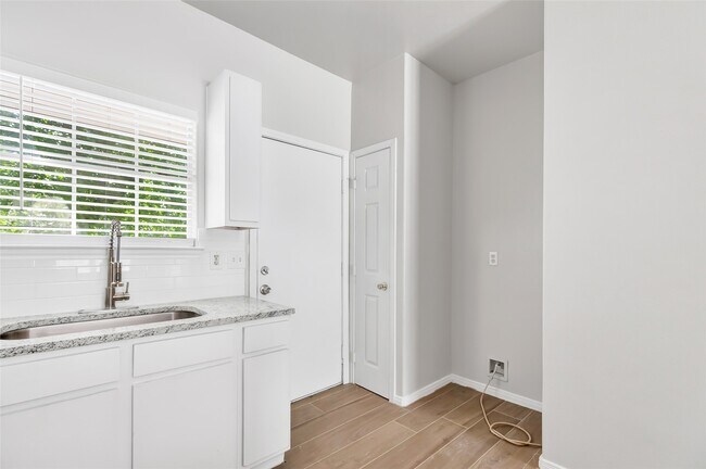 Building Photo - 10445 Wicklowe St