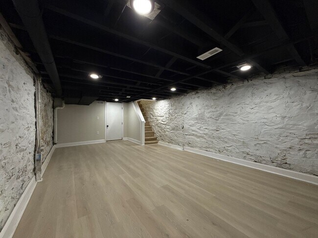 Building Photo - Three Bedroom Home in Baltimore