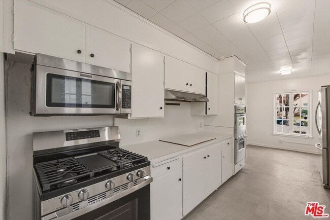 Building Photo - 147 S Poinsettia Pl