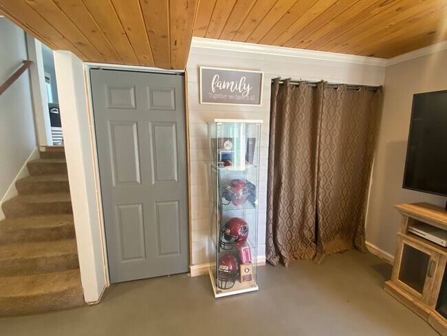 Building Photo - Beautifully Maintained 3 Bedroom 2 Bath Home with Garage and Fenced Yard! Pets Welcome!