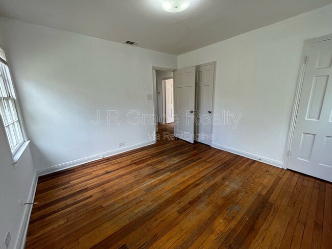 Building Photo - 2805 Mitchell Ave