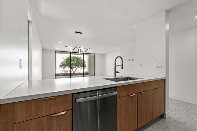 Building Photo - 1400 E Palm Canyon Dr