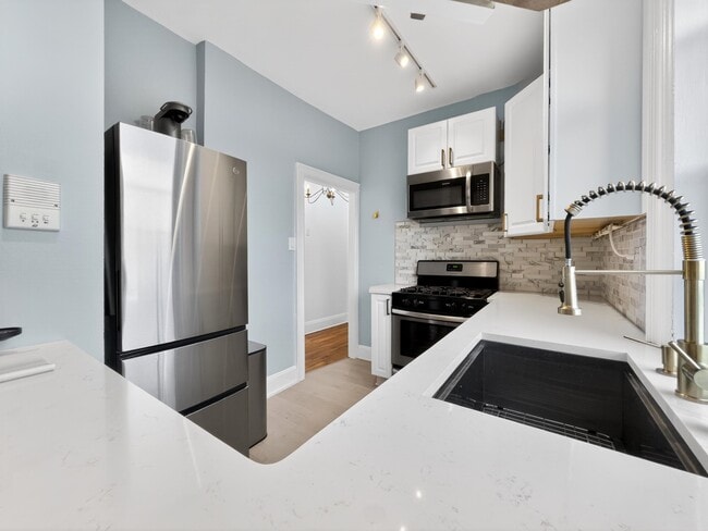 Building Photo - 122 W 39th St
