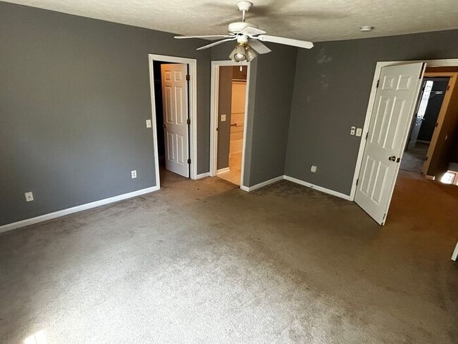 Building Photo - Fantastic Location, No Maintenence Condo