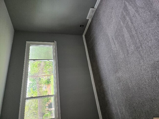 Building Photo - 3 bed 1 bath brick ranch - Available now!
