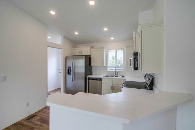 Building Photo - San Diego La Mesa Brand New 3 bed /2 bath ...