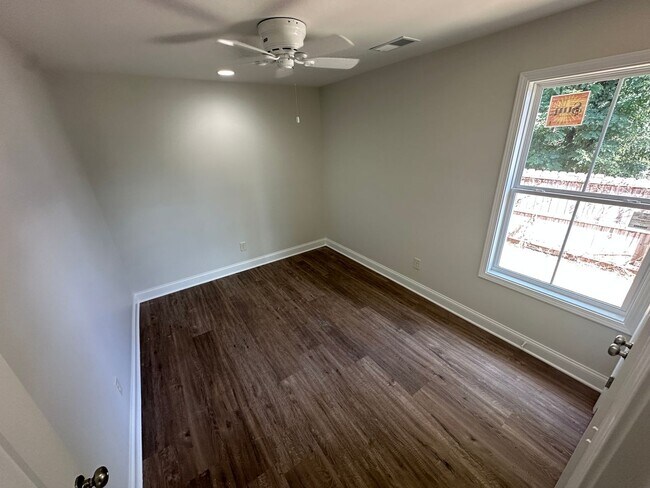 Building Photo - FOR LEASE- 1 YEAR OLD BUILT LOCATED IN THE HEART OF HARTSVILLE, TN!