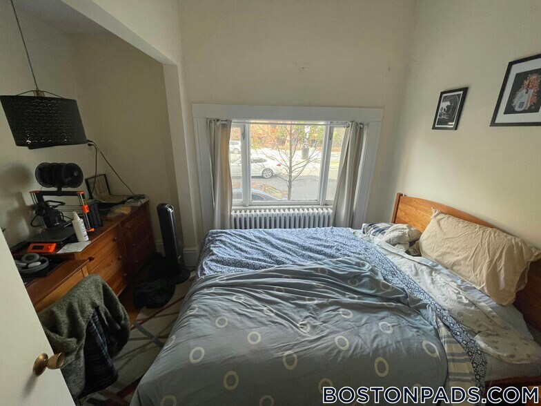 Building Photo - 583 Beacon St