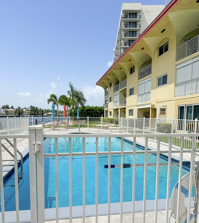 Building Photo - 505 N Riverside Dr