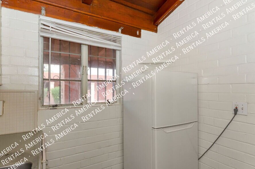 Building Photo - 947 N Alvernon Way