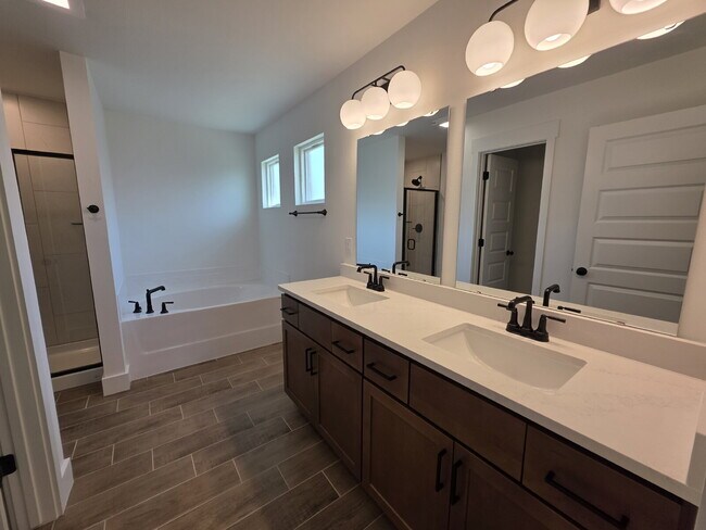 Building Photo - 8760 Sunspire Ln