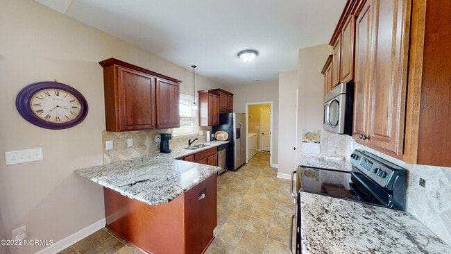 Building Photo - CHARMING ROSEWOOD HOME! 3 BR 2 BA w/ FENCE...