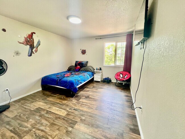 Building Photo - Beautifully Updated Home In Desirable Hend...