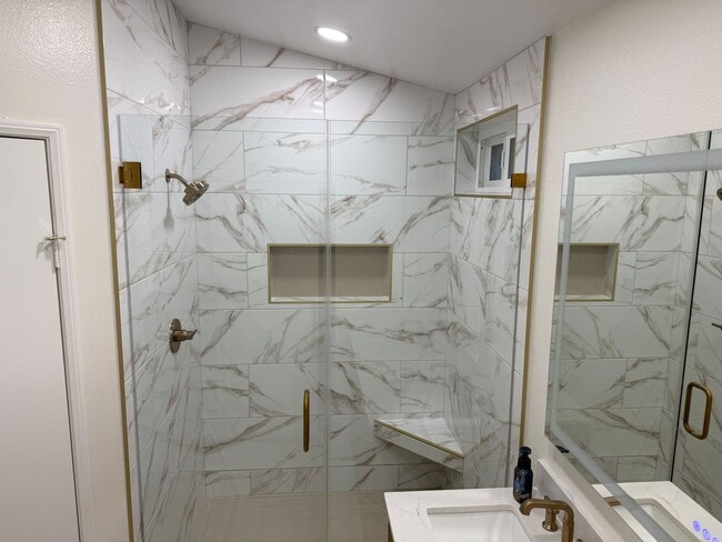 Building Photo - Fully Remodeled 2bed/2bath Townhouse.