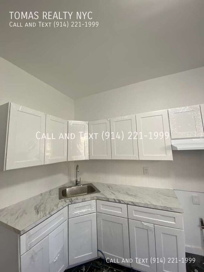 Building Photo - 53 Maple St