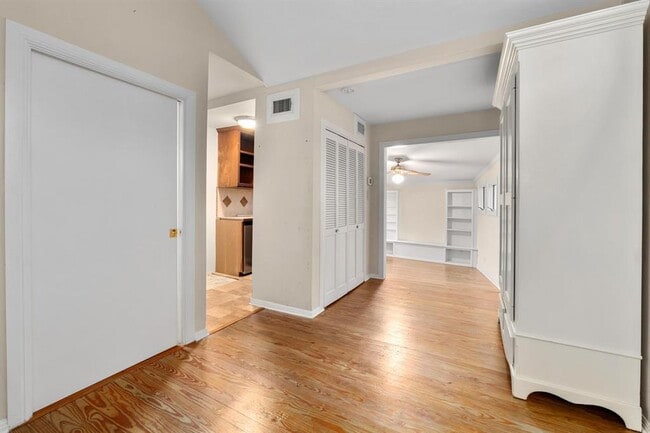 Building Photo - 1502 Murray Ln