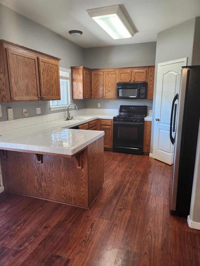 Building Photo - 682 W Forest St