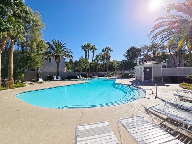 Building Photo - 3 BEDROOM & 2.5 BATH TOWNHOME LOCATED IN GREEN VALLEY  HENDERSON