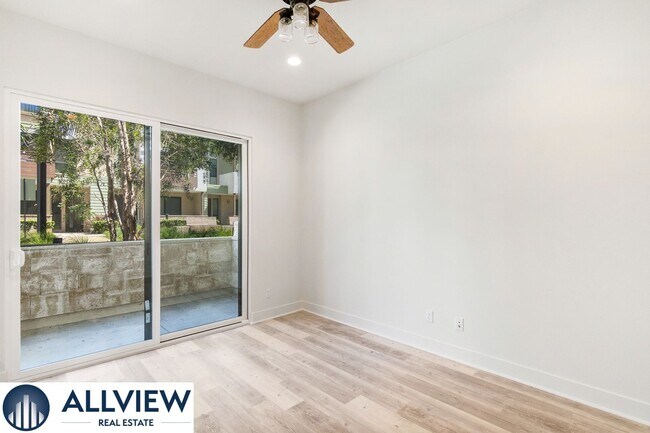 Building Photo - Gorgeous 4 Story Townhome Available in the Highly Desired 17 West Community!